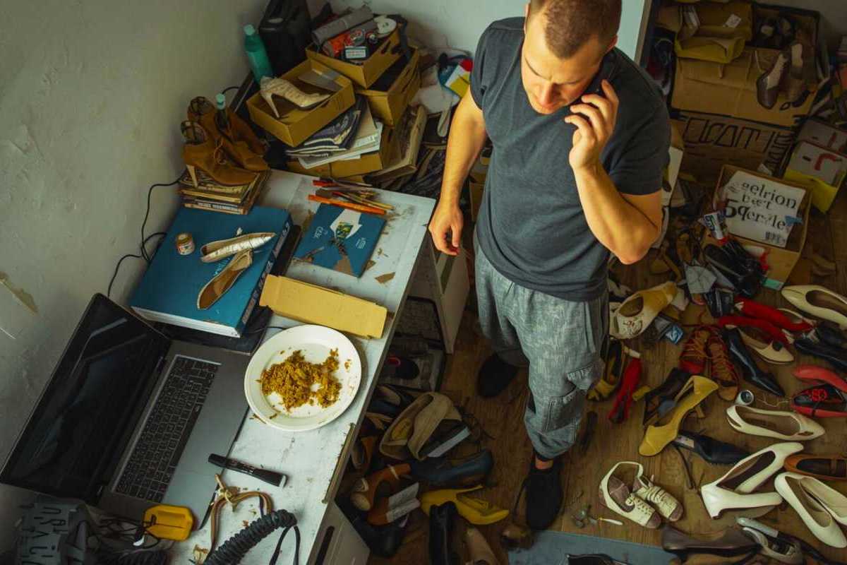 Der Vater verkauft die Schuhe der Stiefmutter nach ihrem Tod