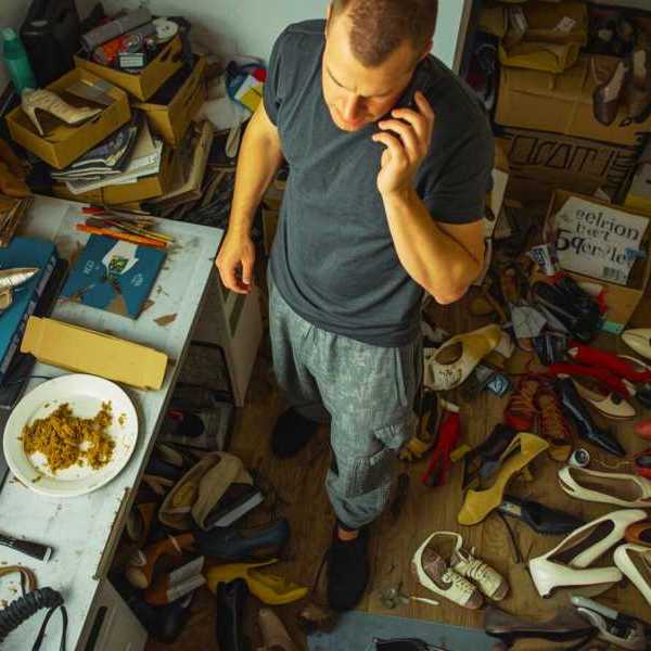 Der Vater verkauft die Schuhe der Stiefmutter nach ihrem Tod