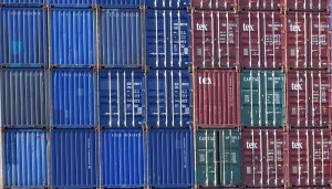 Container gestapelt im Hafen Rotterdam